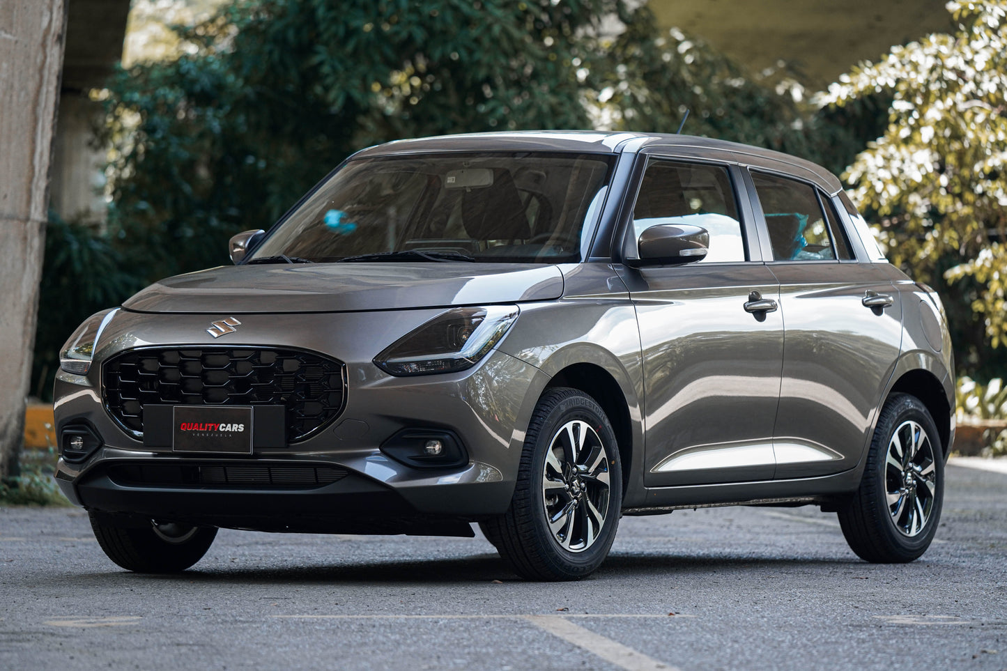 SUZUKI SWIFT 2025 2026 GRIS PLOMO
 QUALITY CARS