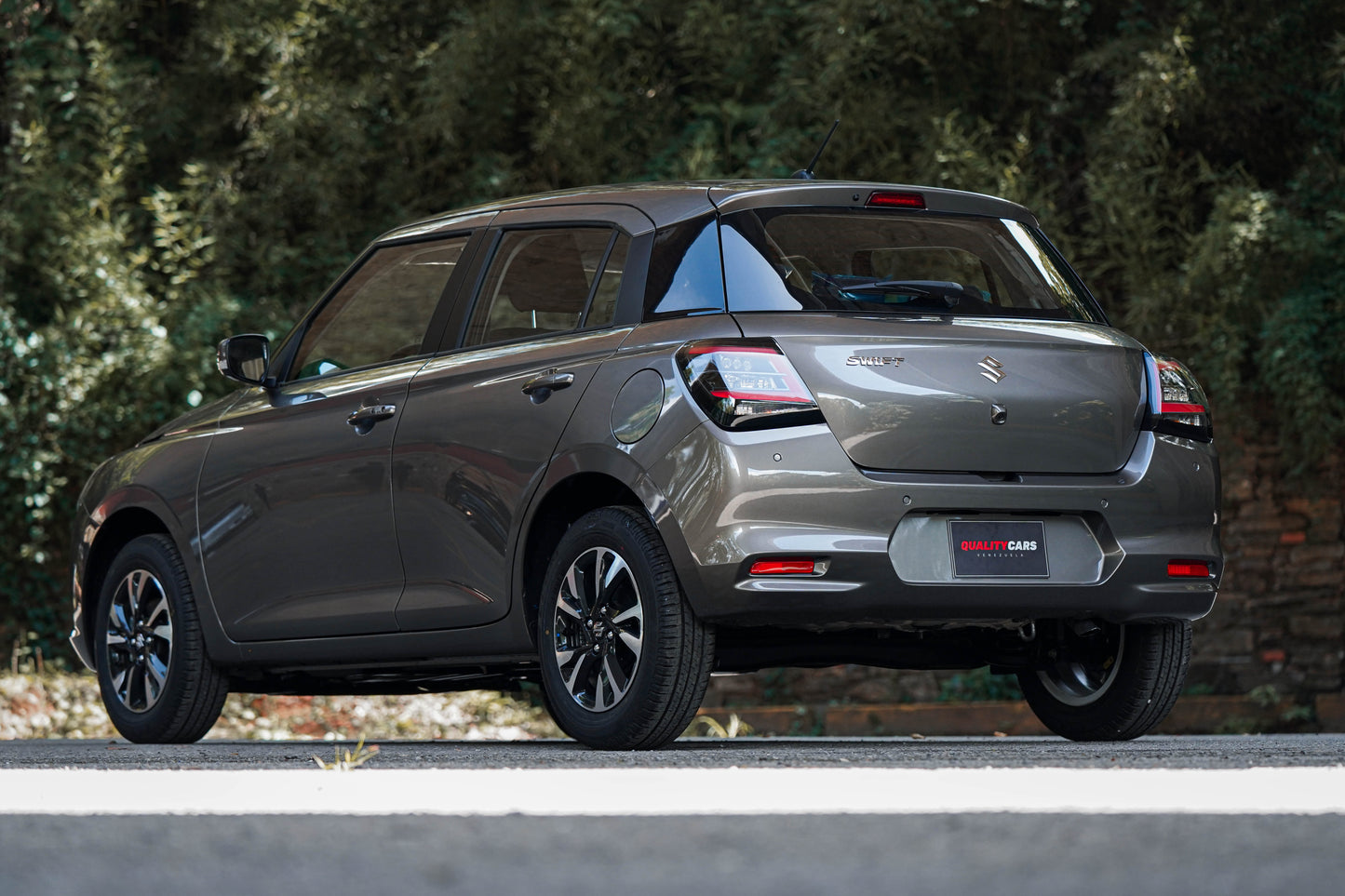 SUZUKI SWIFT 2025 2026 GRIS PLOMO
 QUALITY CARS