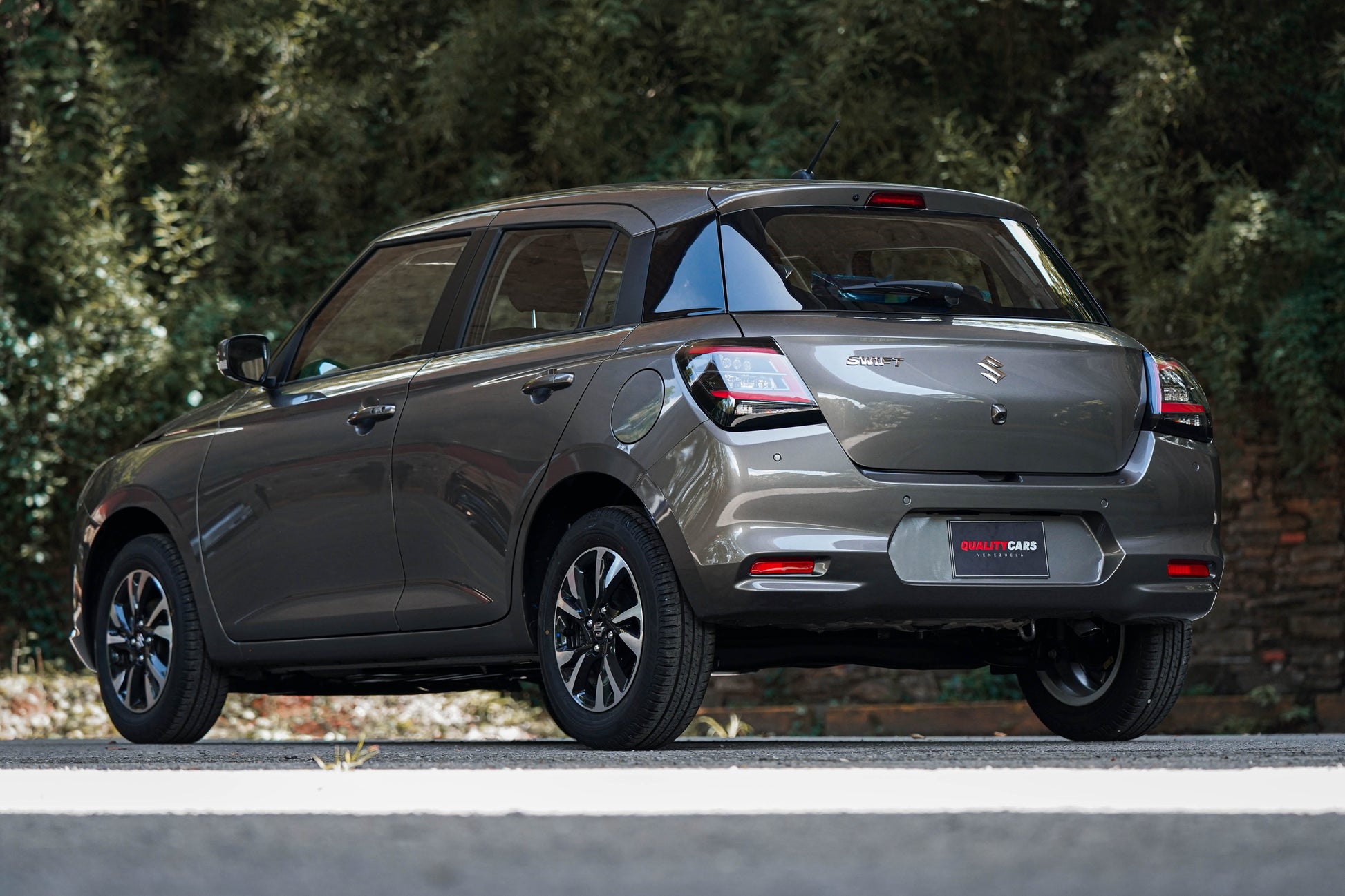 SUZUKI SWIFT 2025 2026 GRIS PLOMO
 QUALITY CARS