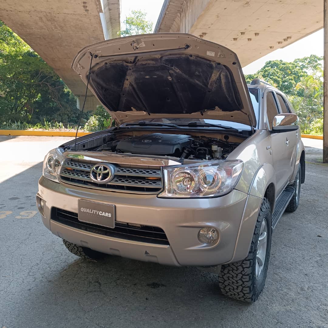 TOYOTA FORTUNER 4X4 2010