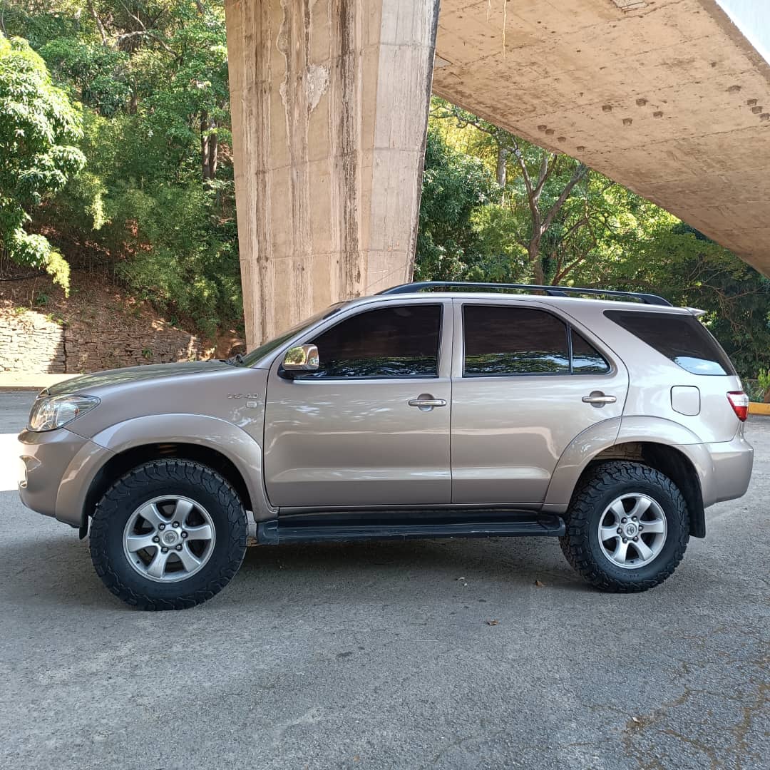 TOYOTA FORTUNER 4X4 2010