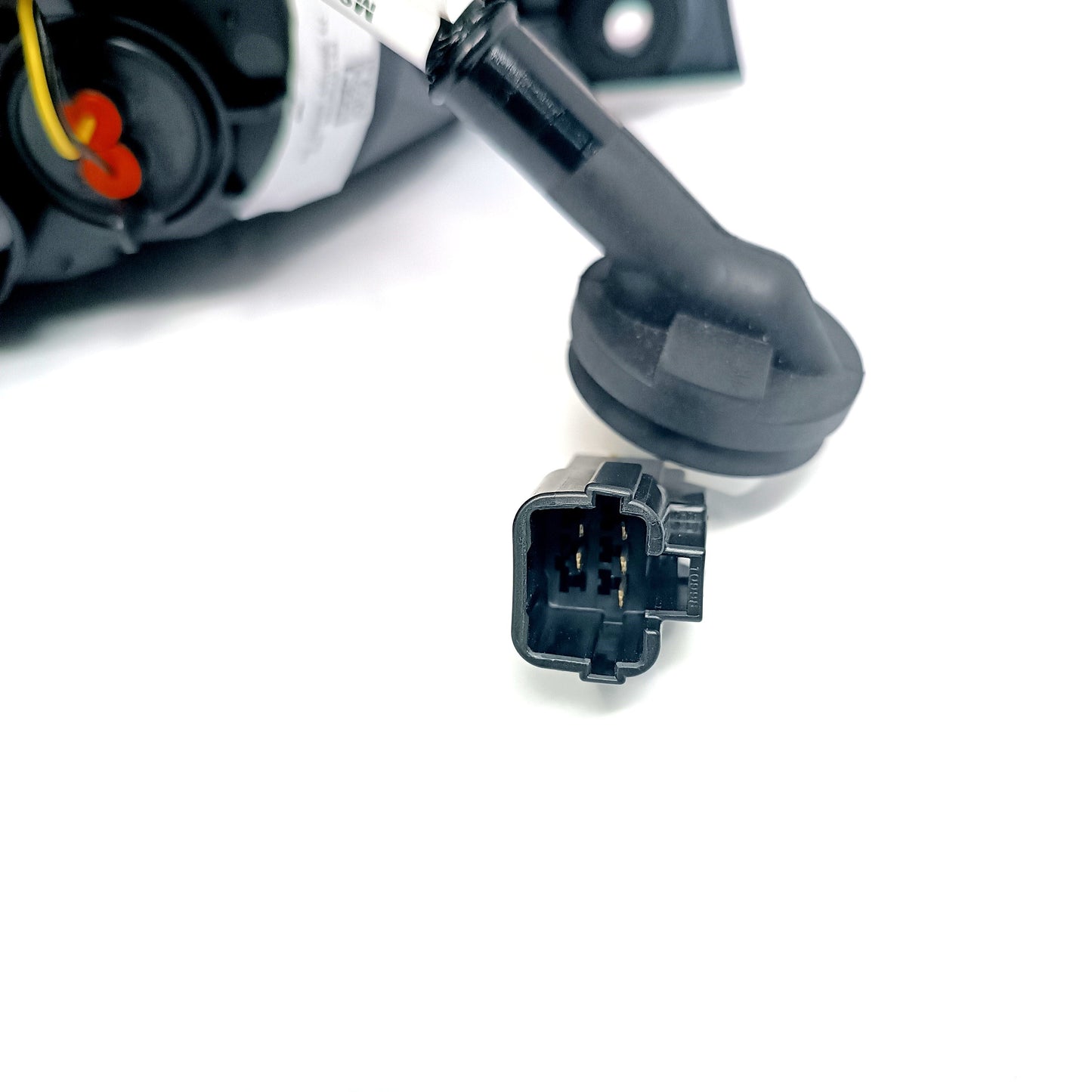 CONECTOR DE FARO TRASERO DERECHO SUZUKI CIAZ ORIGINAL 2018 2024