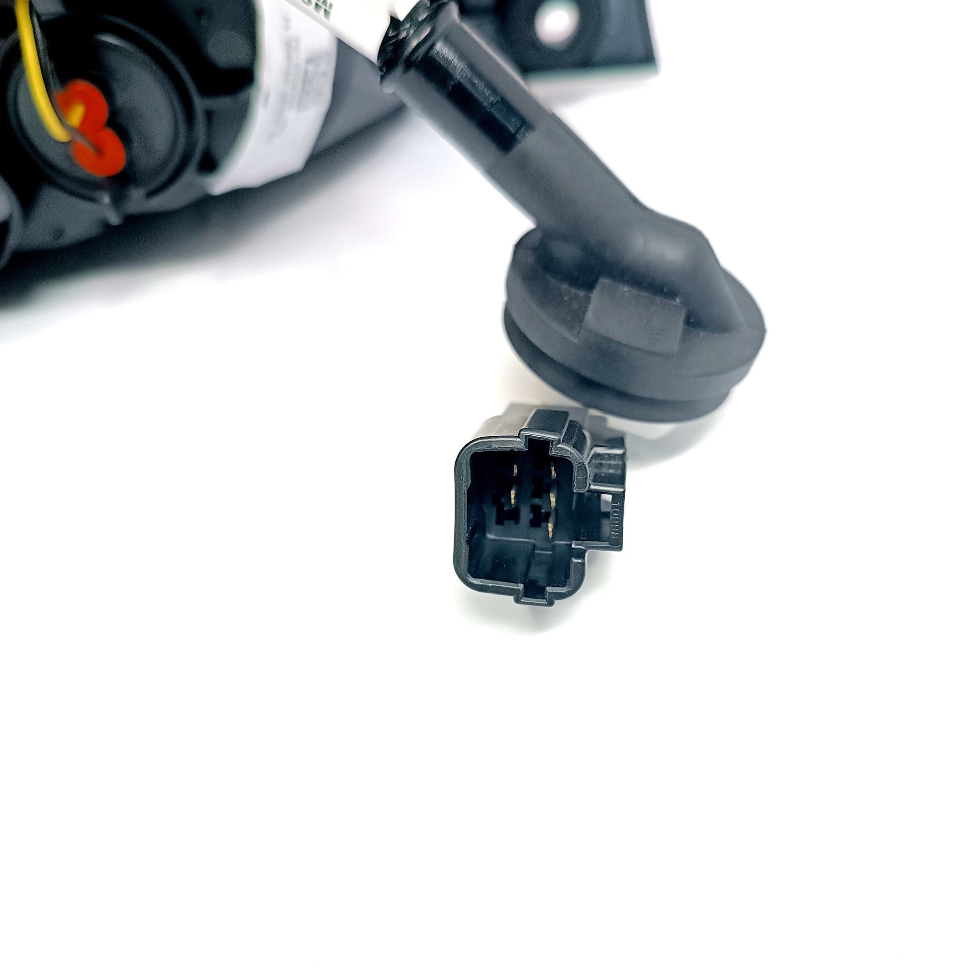 CONECTOR DE FARO TRASERO DERECHO SUZUKI CIAZ ORIGINAL 2018 2024