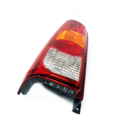 VISTA FRONTAL DE FARO TRASERO IZQUIERDO SUZUKI EECO 2010 2024 OEM