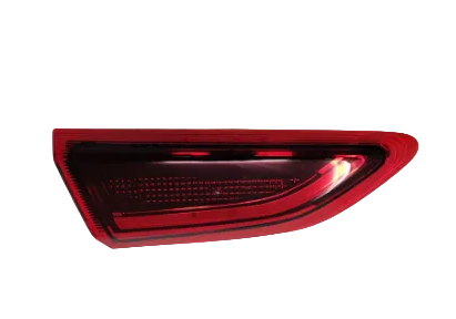 VISTA FRONTAL DE FARO TRASERO DE MALETA IZQUIERDO SUZUKI BALENO 2021 2024 OEM