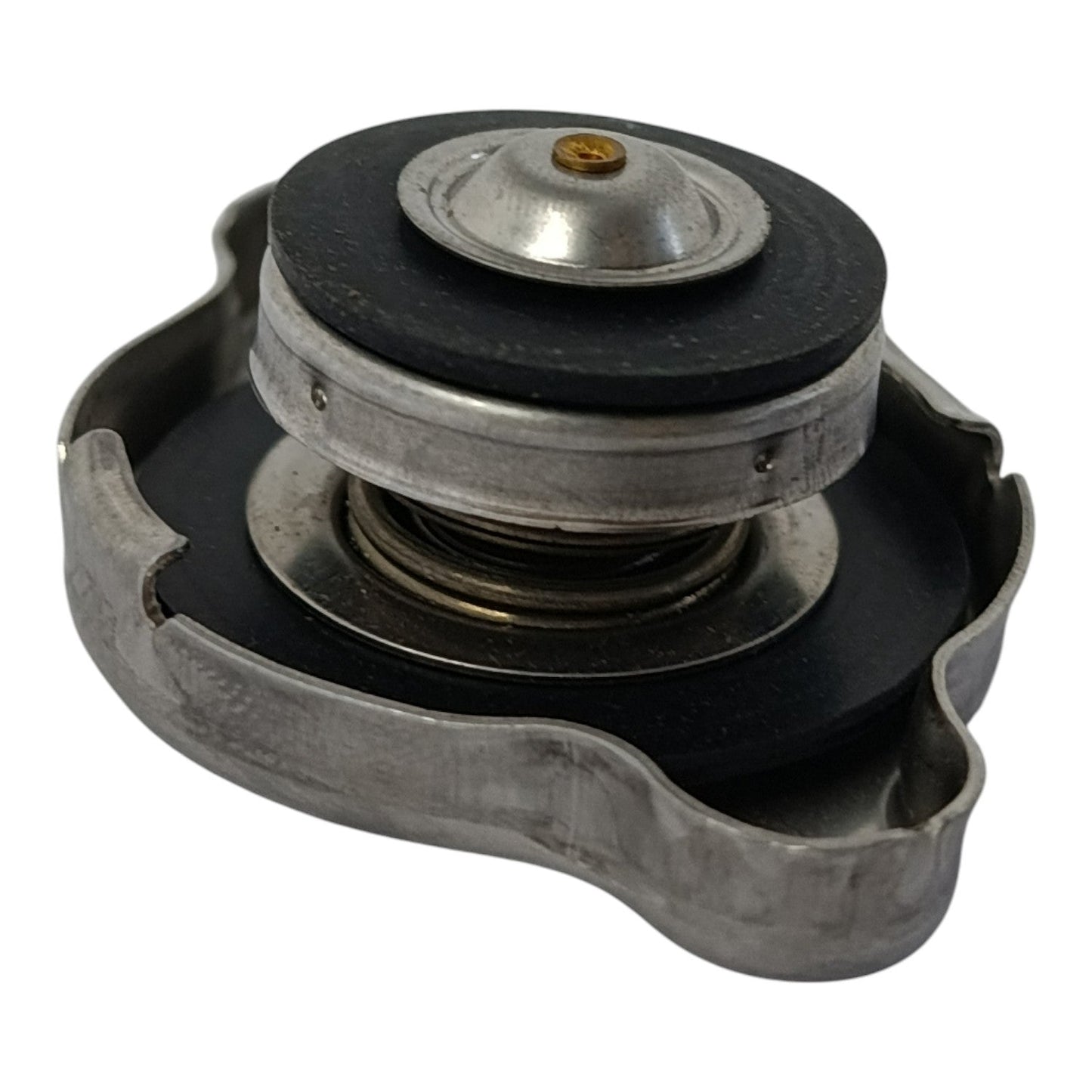 VISTA POSTERIOR DE TAPA DE RADIADOR SUZUKI CELERIO WAGON R 2018-2026 OEM